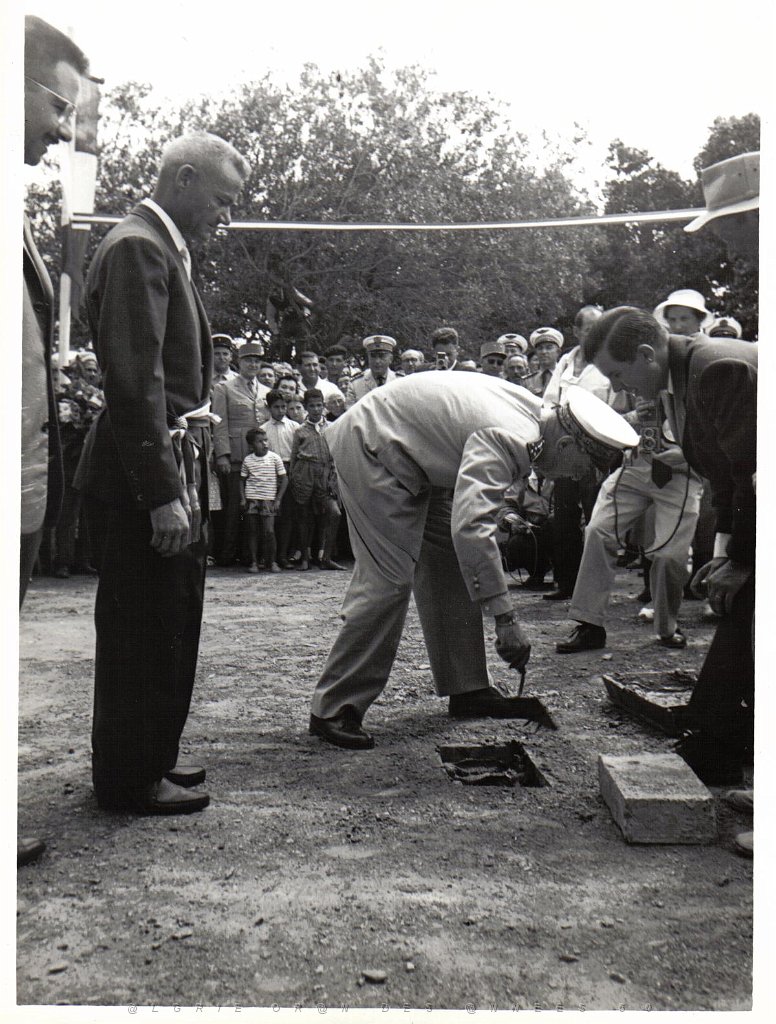 BOU SFER 06 JUILLET 1958 POSE DE LA PREMIERE PIERRE DU MONUMENT AUX MORTS 022.jpg